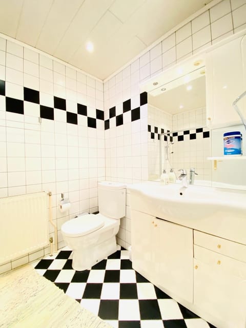 Economy Quadruple Room | Bathroom