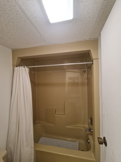 Combined shower/tub, hair dryer, towels