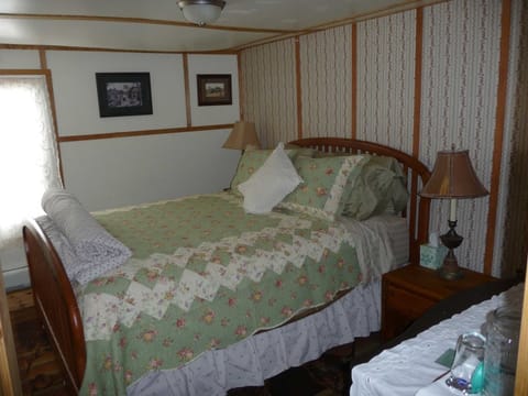 Standard Room, 1 Queen Bed, Private Bathroom (Twin Peaks Room) | Free WiFi