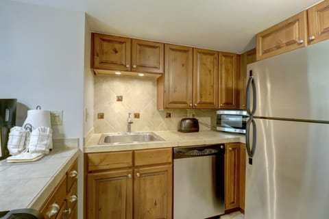 Condo, 1 Bedroom | Private kitchen | Fridge, oven, coffee/tea maker, toaster