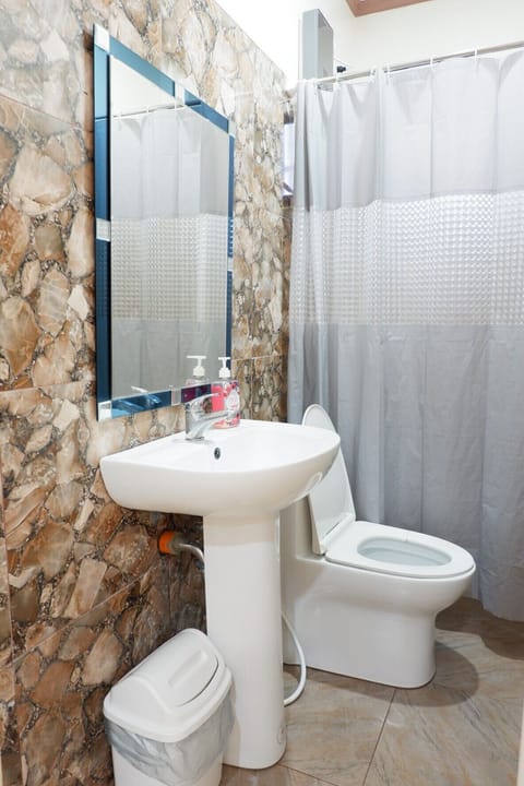 Standard Quadruple Room | Bathroom | Shower, free toiletries, hair dryer, slippers