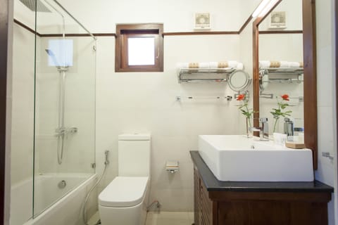 Deluxe Lower Bungalow | Bathroom | Combined shower/tub, free toiletries, hair dryer, bathrobes