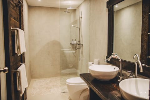 Room, 1 King Bed, Garden View | Bathroom | Shower, free toiletries, bidet, towels