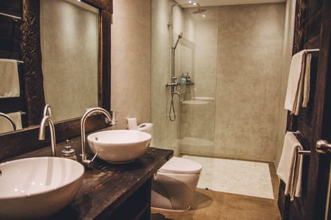 Family Room | Bathroom | Shower, free toiletries, bidet, towels