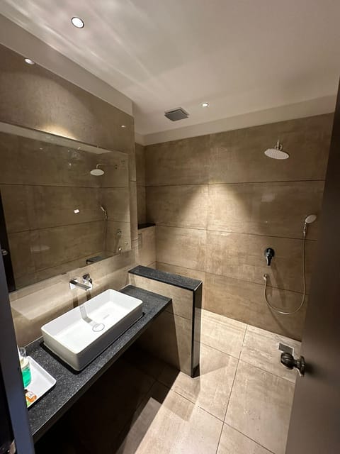 Luxury Triple Room | Bathroom | Shower, free toiletries, towels, soap