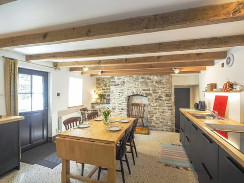 kitchen with matching cupboard units and appliances