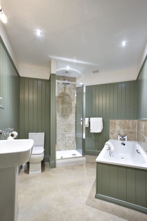 Family Triple Room | Bathroom | Combined shower/tub, free toiletries, hair dryer, towels