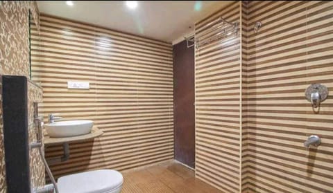 Superior Triple Room | Bathroom | Shower, towels, soap, shampoo