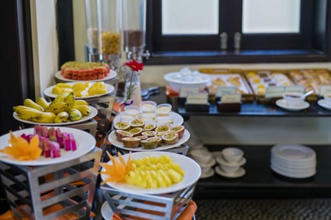 Daily buffet breakfast (VND 260000 per person)