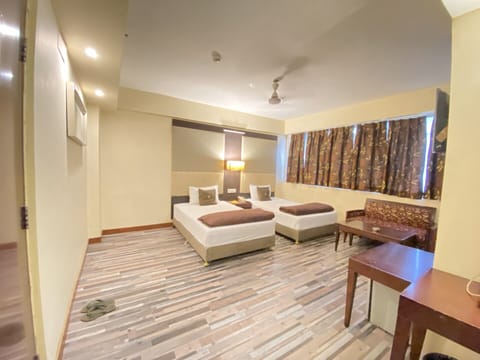 Modern Double Room | In-room safe, desk, soundproofing, free WiFi