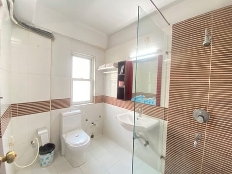 Modern Double Room | Bathroom | Shower, free toiletries, towels