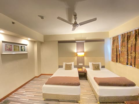 Modern Double Room | In-room safe, desk, soundproofing, free WiFi