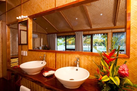 Beachfront Bungalow | Bathroom sink