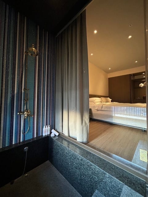 Deluxe Room, 1 King Bed, Balcony | Bathroom | Free toiletries, hair dryer, bathrobes, slippers