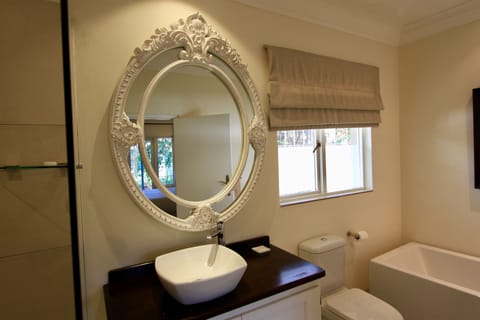 Premium Room, 1 Bedroom, Balcony, Garden View | Bathroom | Deep soaking tub, rainfall showerhead, free toiletries, hair dryer