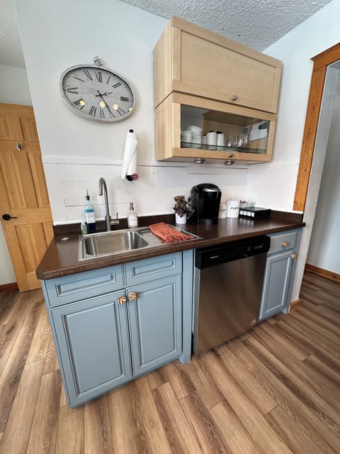 Kitchenette w/ dishwasher, fridge, keurig, microwave, air fryer, instant pot etc