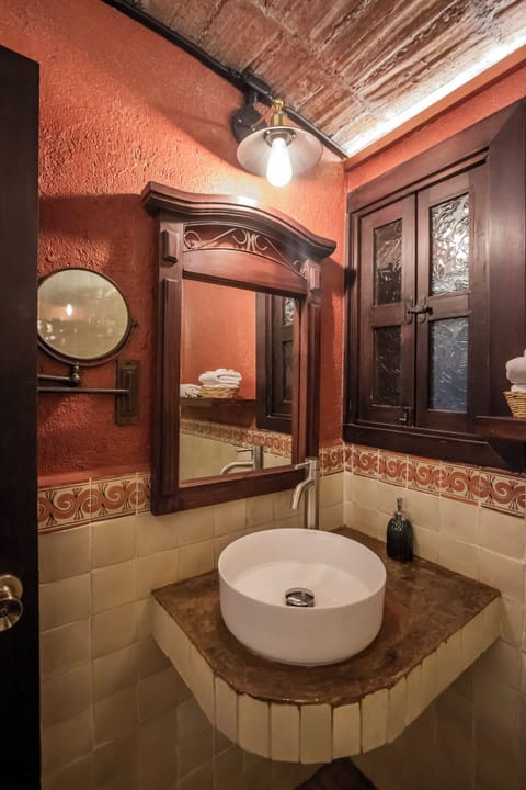 Romantic Studio Suite | Bathroom sink