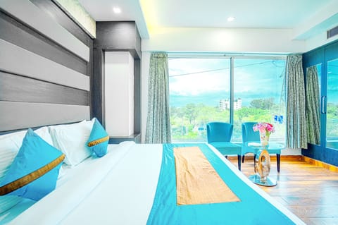 Premium Room, Smoking, City View | 1 bedroom, premium bedding, minibar, in-room safe