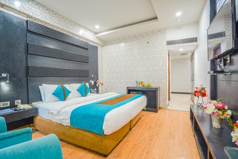 Luxury Room, Smoking | 1 bedroom, premium bedding, minibar, in-room safe