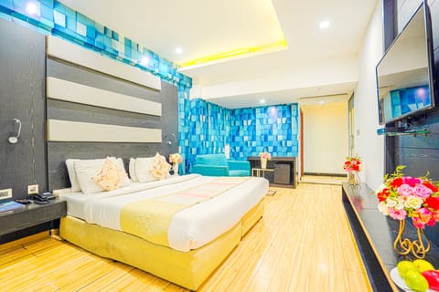 Luxury Room, Smoking | 1 bedroom, premium bedding, minibar, in-room safe