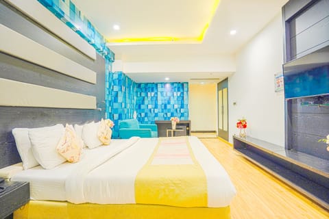 Luxury Room, Smoking | 1 bedroom, premium bedding, minibar, in-room safe