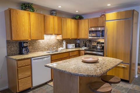 Deluxe Condo, 3 Bedrooms (2 1/2 Bath) | Private kitchen | Full-size fridge, microwave, oven, stovetop