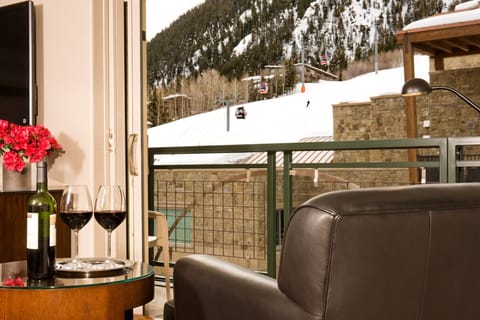 Premier Condo, 3 Bedrooms (2 1/2 Bath) | Living area | TV, fireplace, DVD player