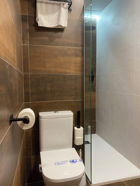 Comfort Double Room | Bathroom | Shower, free toiletries, hair dryer, towels