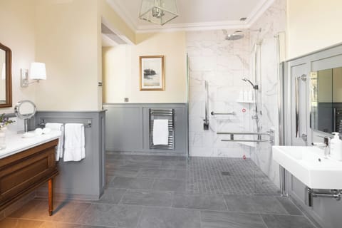 Accessible Garden Suite | Egyptian cotton sheets, premium bedding, free minibar items