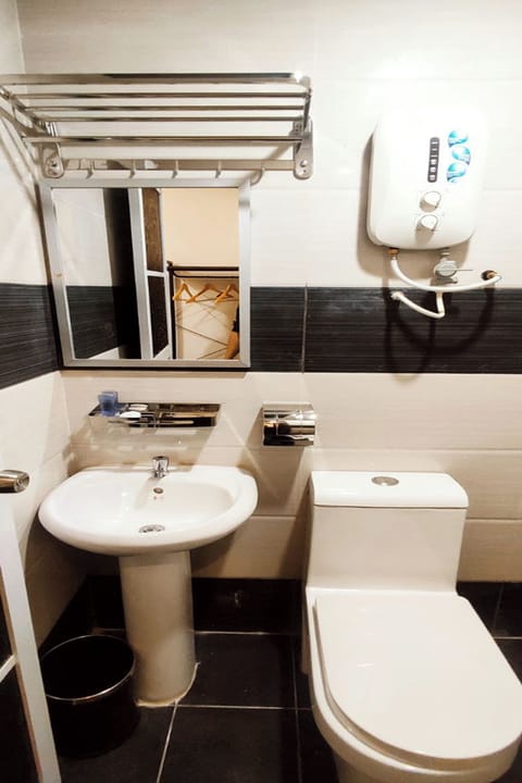 Deluxe King | Bathroom | Shower, rainfall showerhead, free toiletries, hair dryer