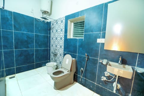 Classic Double Room, Balcony, Hill View | Bathroom | Shower, towels