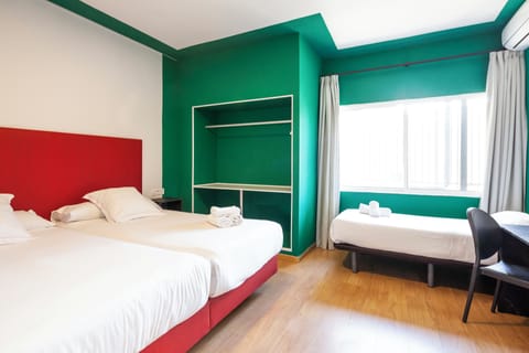 Triple Room | Desk, soundproofing, free WiFi, bed sheets
