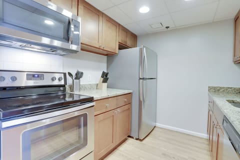 Apartment, City View | Private kitchen | Coffee/tea maker, toaster, blender, paper towels