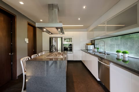 Deluxe Villa, Golf View | Private kitchen | Full-size fridge, microwave, oven, stovetop