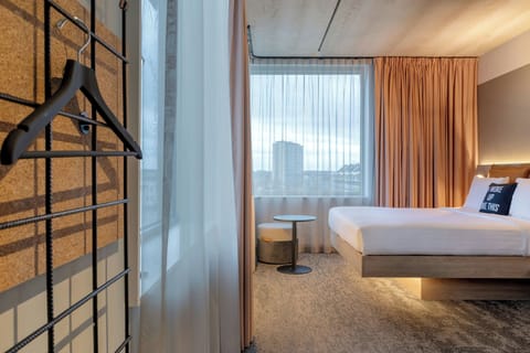 Room, 1 Queen Bed | Soundproofing, free WiFi, bed sheets