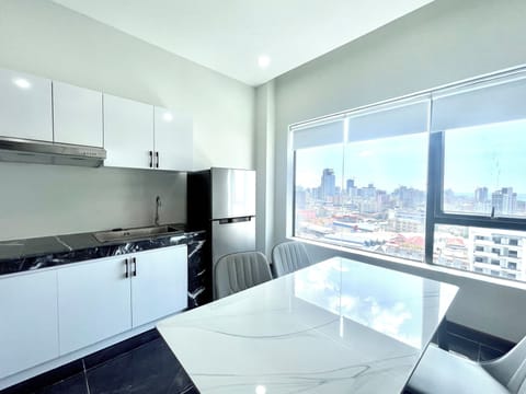 Panoramic Penthouse, City View | Living area