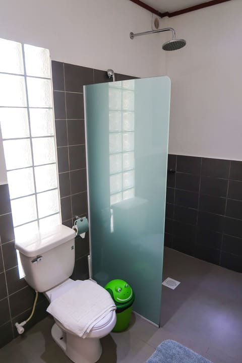 Superior Room | Bathroom | Shower, rainfall showerhead, free toiletries, hair dryer