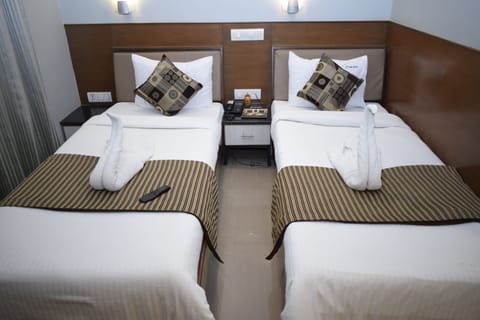 Business Room | Egyptian cotton sheets, premium bedding, minibar, in-room safe