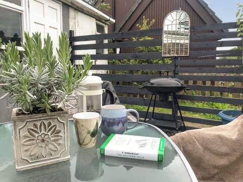 Courtyard style garden | Mill Cottage, Gosforth