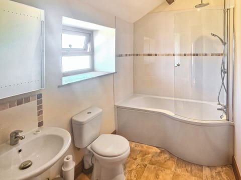 Bathroom | Applebarn Holidays - The Dairy - Applebarn Holidays, West Pennard, near Glastonbury
