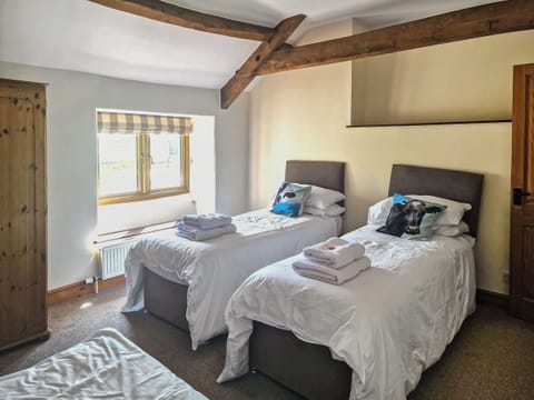 Twin bedroom | Applebarn Holidays - The Dairy - Applebarn Holidays, West Pennard, near Glastonbury