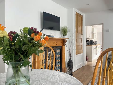 Open plan living space | Taff’s Well Cottage, Taff’s Well, near Cardiff