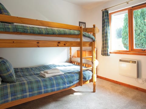 Bunk bedroom | Aonach Cottage - Glencoe Mountain Cottages, Glencoe