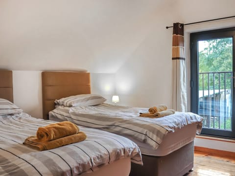 Twin bedroom | Stablgoch - Rhiw Goch Cottages, Penrhyndeudraeth, near Porthmadog