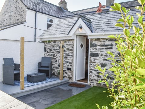 Exterior | White Mermaid - White Cottages, Newborough 
