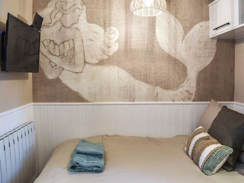 Double bedroom | White Mermaid - White Cottages, Newborough 