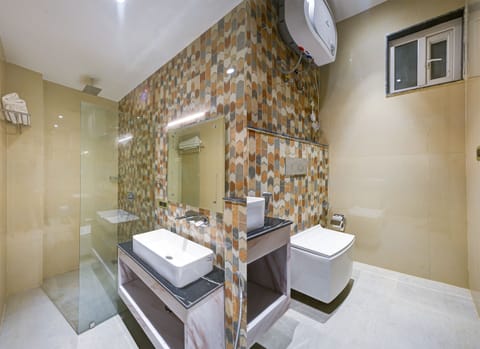 Deluxe Twin Room | Bathroom | Shower, free toiletries, towels, soap