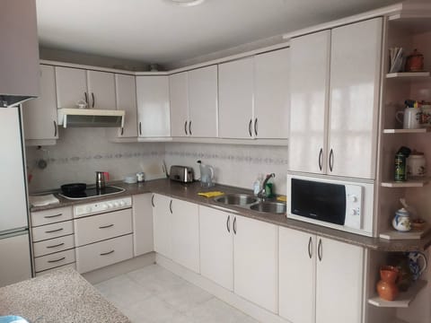 Room, 1 Bedroom, Patio, Garden View | Private kitchen