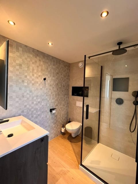 Comfort Double Room, Garden View | Bathroom | Shower, free toiletries, hair dryer, towels