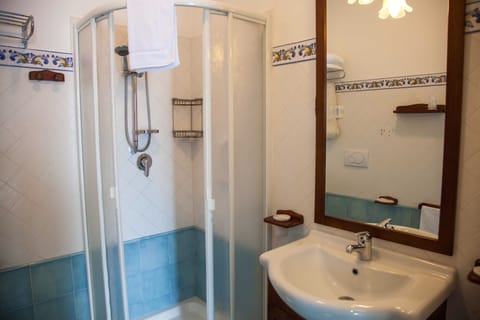 Camera Gio' Vista Mare Frontale | Bathroom | Shower, hair dryer, towels, soap